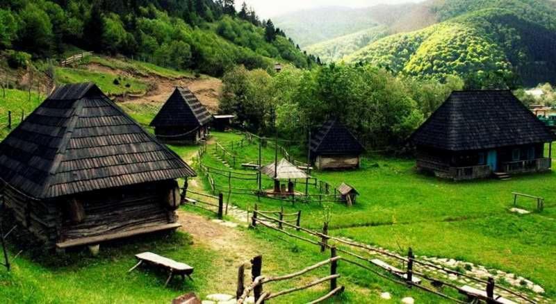 Gostyniy Dvir Synevir Hotel Синевир Екстериор снимка